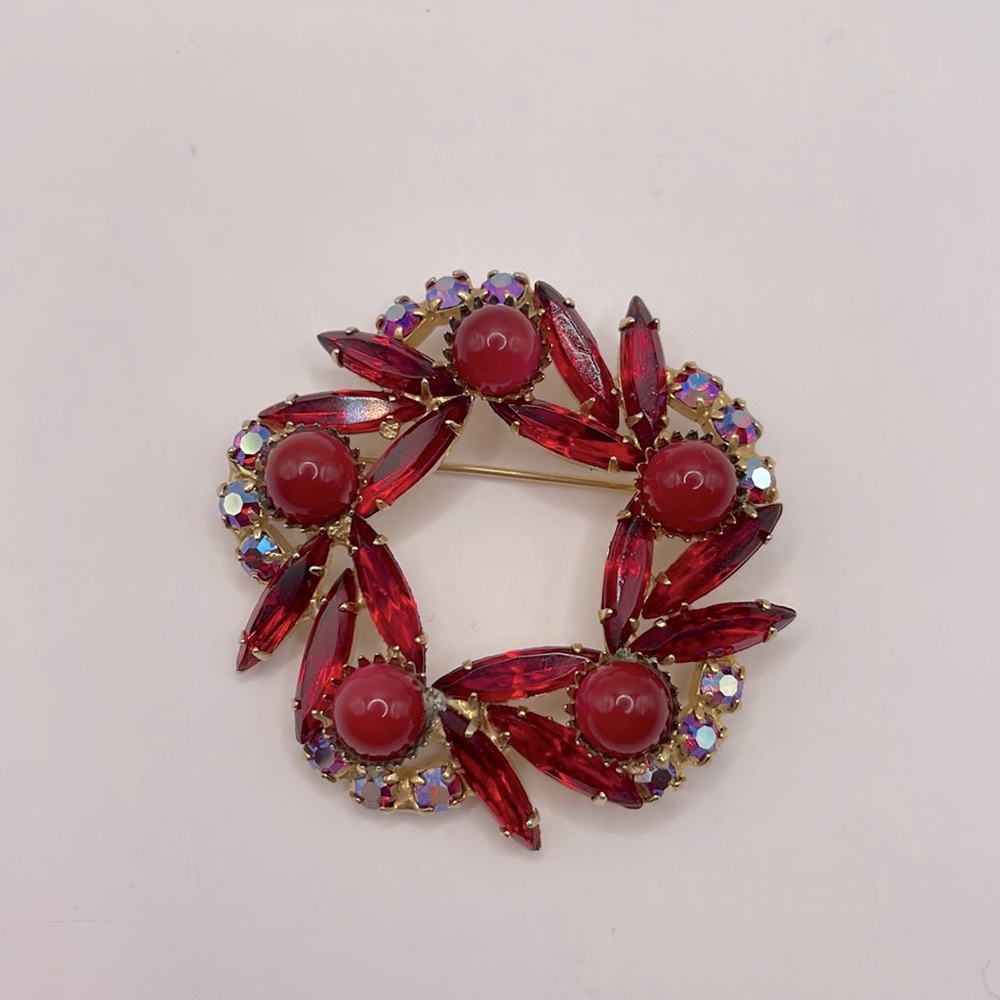 VINTAGE Red Crystal Wreath Brooch - Picture 3 of 6